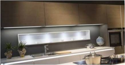 LED fono apšvietimas virtuvės spintelių: kas atsitinka ir kaip pasirinkti?