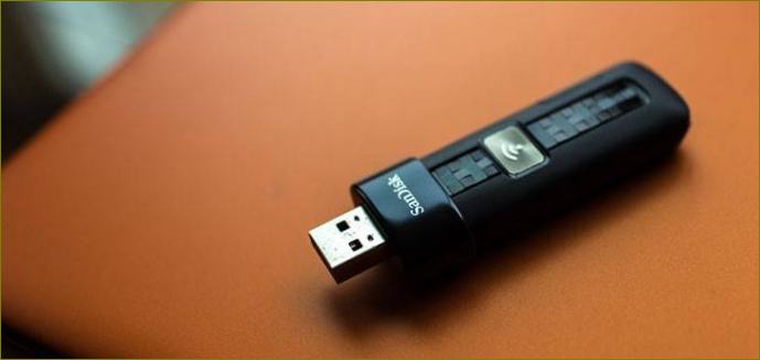 Juodos spalvos USB atmintinė