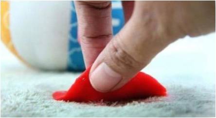 Kaip pašalinti plastiliną nuo kilimo?