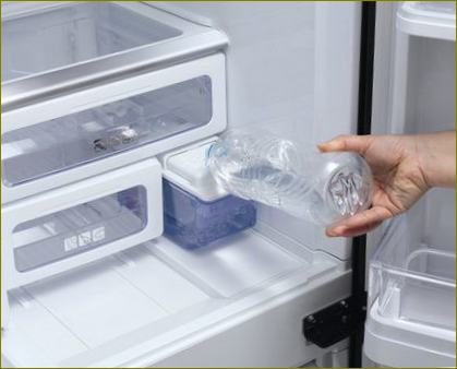 Vandens pylimas į ledo gaminimo įrenginį