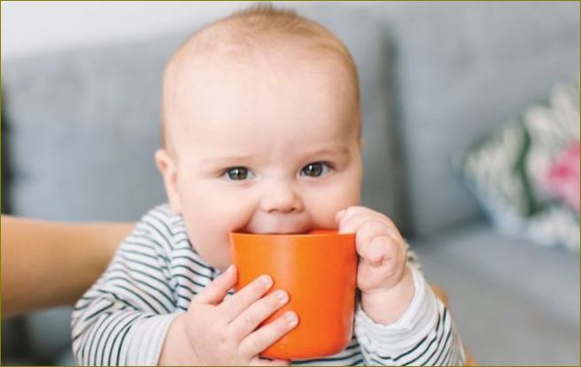 kūdikis su puodeliu