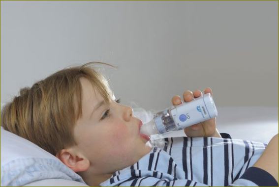 Vaikas kvėpuoja per inhaliatorių