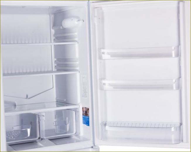 Šaldytuvas su lašėjimo sistema