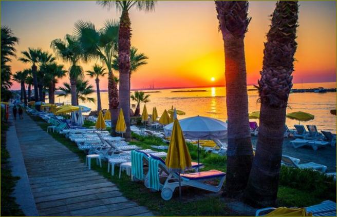 Kipro paplūdimio saulėlydis