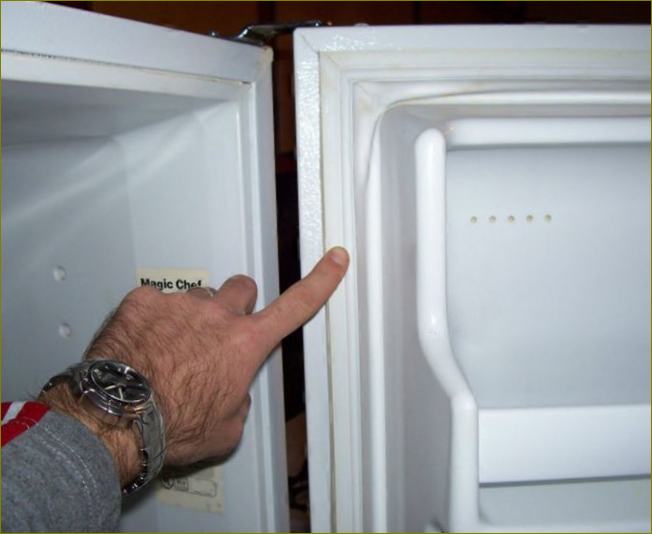 Įbrėžimai šaldytuve