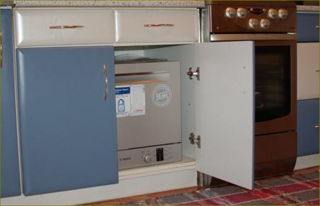 Kompaktinės indaplovės patalpinimas apatiniame virtuvės spintelės stalčiuje