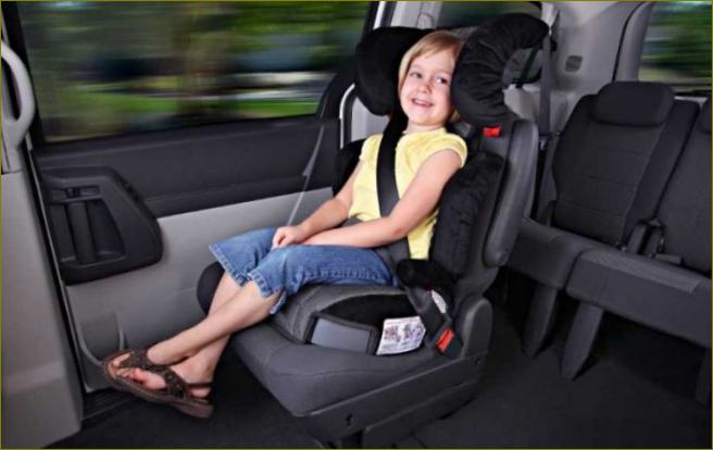 Automobilinė sėdynė ar automobilinė sėdynė su stiprintuvu: kuo skiriasi ir kuri yra saugesnė