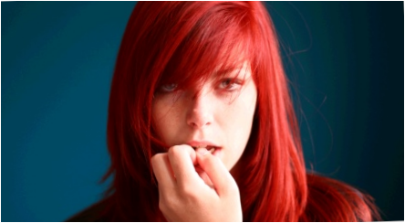 Raudona raudona plaukų spalva: kas tinka ir kaip tapyti garbanas?