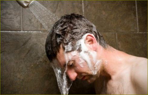 Rinkoje yra daug plaukų slinkimo šampūnų vyrams