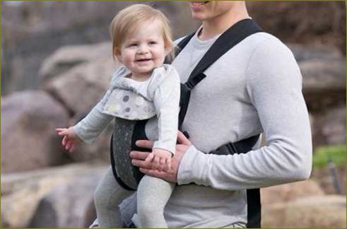 18 mėnesių amžiaus mergaitė su kūdikio nešiokle