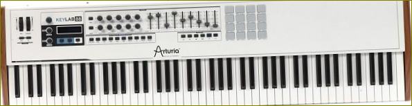 Viso formato valdiklio pavyzdys - AKAI MPK88 MIDI klaviatūra