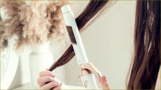 Žnyplių nuotrauka garbanojant plaukus