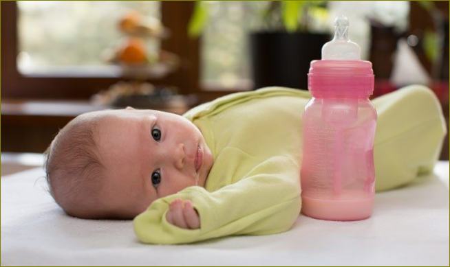 kūdikis ir pieno buteliukas