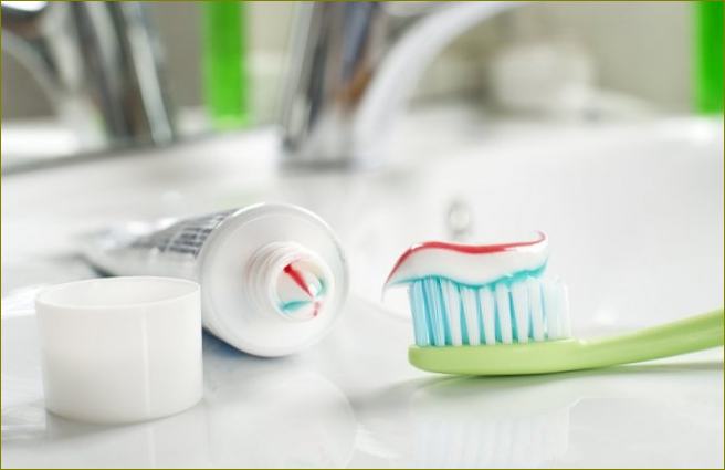 dantų pasta jautriems dantims apžvalgos