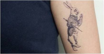 Tatuiruotė ant Alisa Stebuklų šalyje 