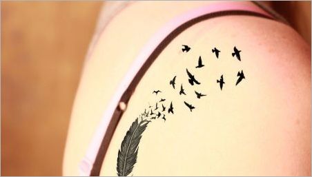 Tatuiruotė Apžvalga Plunksna su paukščiais 
