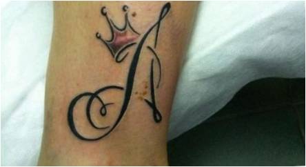 Tatuiruotė raidžių ir # 171 + a  forma