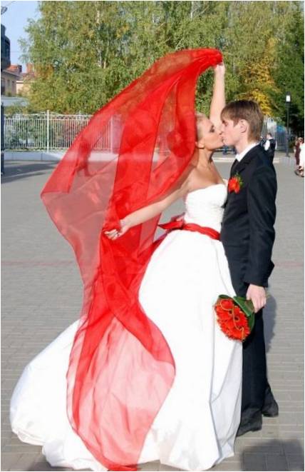 Vestuvinė suknelė su raudonu diržu - mes įdėti įspūdingais akcentais